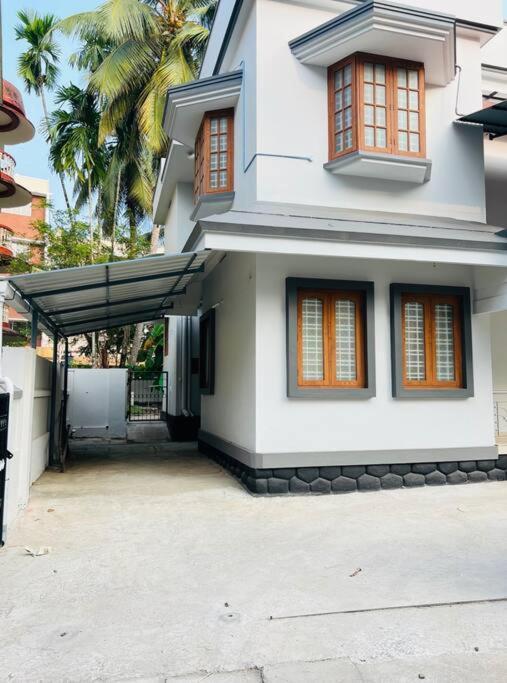 Home In Guruvayur-3 Bedroom Экстерьер фото