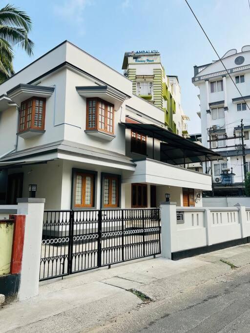 Home In Guruvayur-3 Bedroom Экстерьер фото